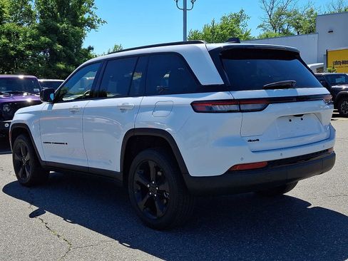 Used 2023 Jeep Grand Cherokee Altitude AWD/4WD image 4