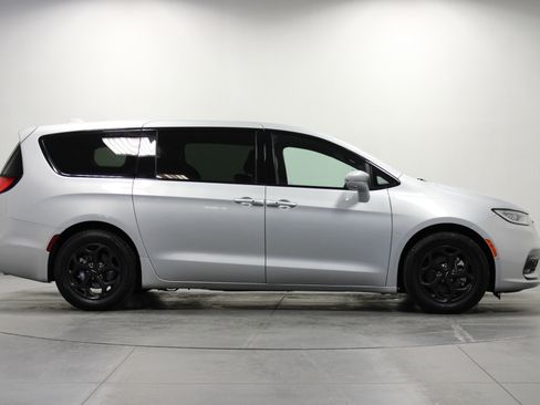 Used 2022 Chrysler Pacifica Touring-L w/ Uconnect Theater Family Group FWD image 3