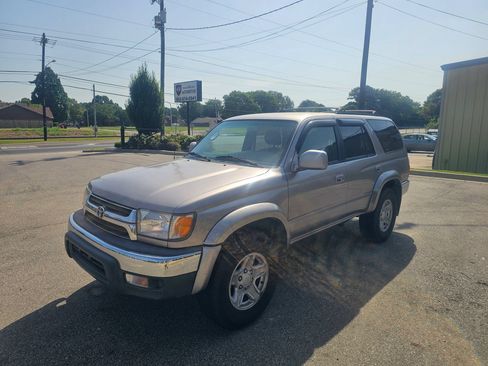 Used 2002 Toyota 4Runner SR5 RWD image 4