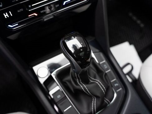 New 2026 Volkswagen Taos SE image 12