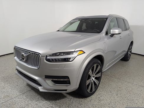 Used 2024 Volvo XC90 T8 Plus w/ Protection Package Premier AWD/4WD image 3
