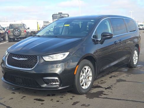 Used 2023 Chrysler Pacifica Touring-L image 16