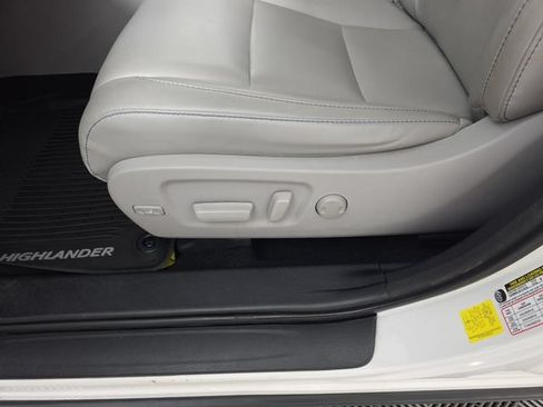 Used 2018 Toyota Highlander XLE AWD/4WD image 24