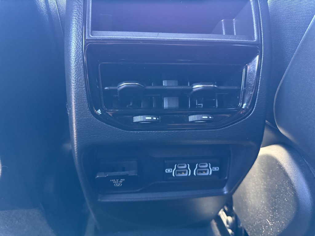 Used 2025 Jeep Grand Cherokee Altitude AWD/4WD image 17