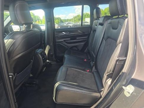 Used 2023 Jeep Grand Cherokee Altitude AWD/4WD image 7