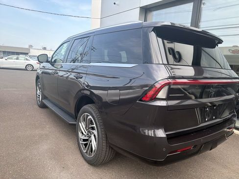 New 2027 Lincoln Navigator Premiere AWD/4WD image 2
