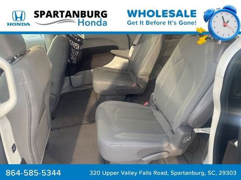 Used 2017 Chrysler Pacifica Touring image 11