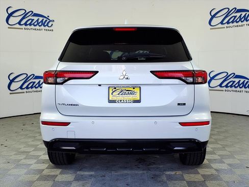 Used 2023 Mitsubishi Outlander SE image 4