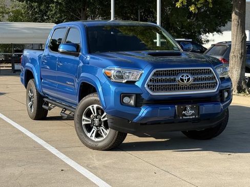 Used 2017 Toyota Tacoma TRD Sport w/ Tow Package RWD image 2