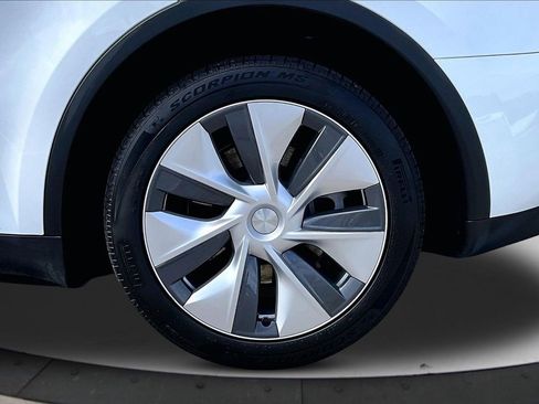 Used 2024 Tesla Model Y Long Range AWD/4WD image 34