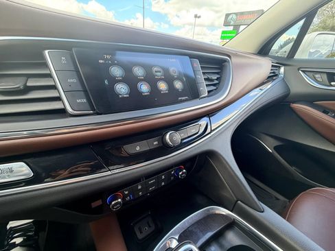 Used 2019 Buick Enclave Avenir w/ Avenir Technology Package AWD/4WD image 18