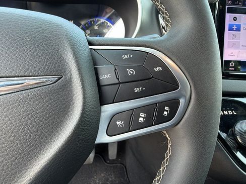 Used 2025 Chrysler Pacifica Select FWD image 26