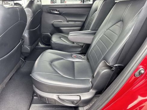 Used 2022 Toyota Highlander XLE FWD image 16