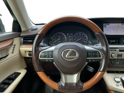 Used 2016 Lexus ES 300h w/ Luxury Package w/Wood Trim FWD image 12