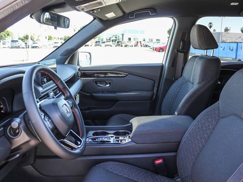 Used 2025 Honda Pilot Sport image 18