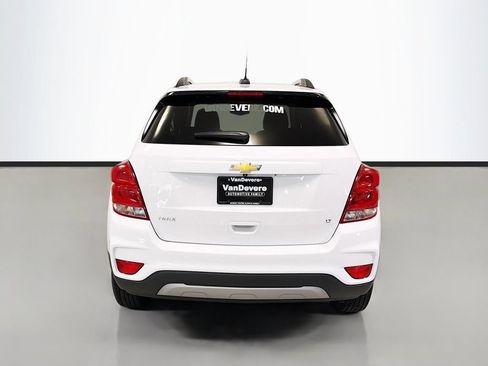 Used 2020 Chevrolet Trax LT w/ Sun & Sound Package FWD image 18