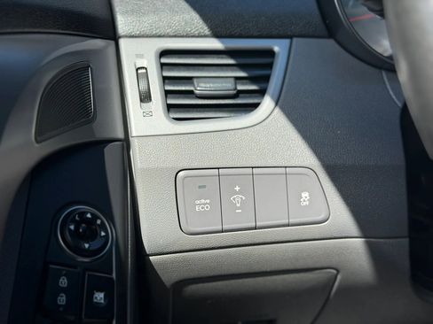 Used 2015 Hyundai Elantra SE image 28