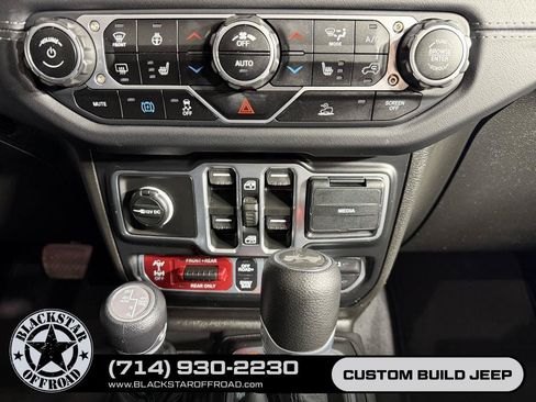 Used 2025 Jeep Wrangler Unlimited Rubicon 4xe w/ Convenience Group AWD/4WD image 27