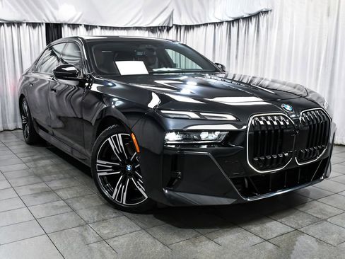 Used 2025 BMW 760i xDrive AWD/4WD image 3