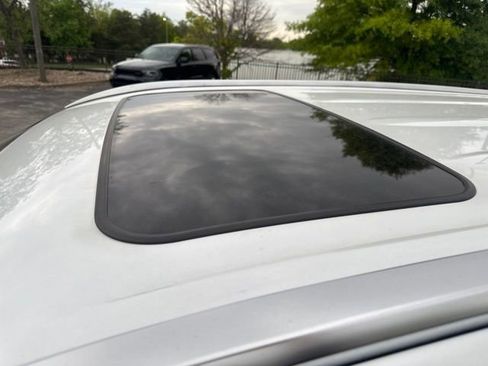 Used 2023 Toyota Highlander Limited FWD image 9
