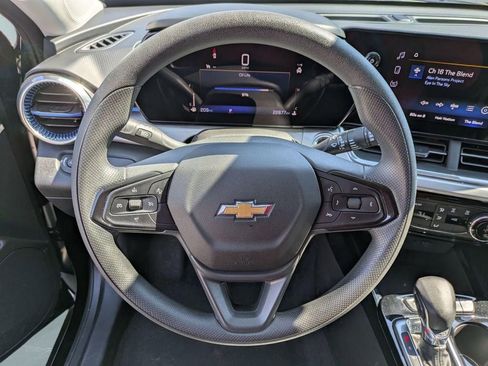 Used 2025 Chevrolet Trax LT FWD image 16