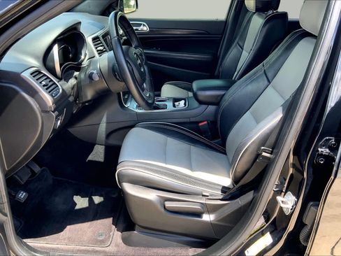 Used 2018 Jeep Grand Cherokee Laredo RWD image 8