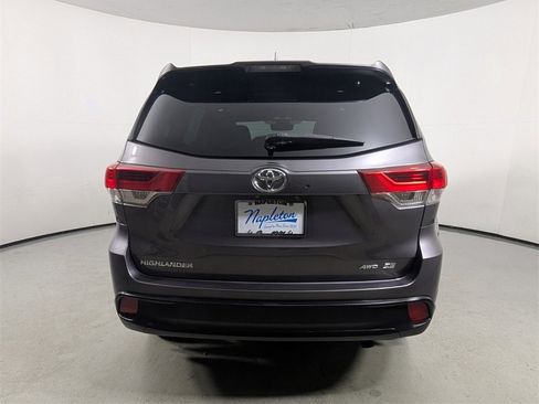 Used 2017 Toyota Highlander SE image 6