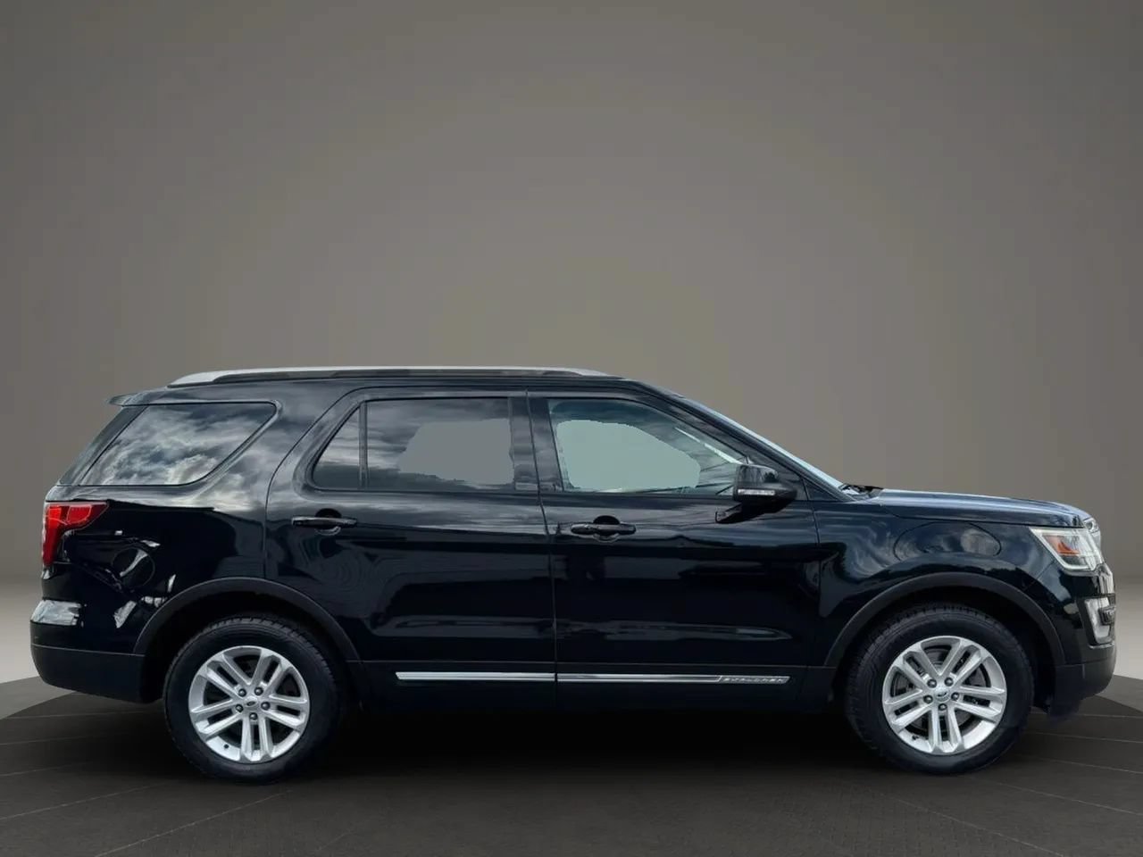 Used 2017 Ford Explorer XLT w/ Equipment Group 202A FWD image 2