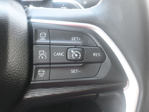 Used 2023 Jeep Grand Cherokee Laredo w/ Luxury Tech Group I image 12