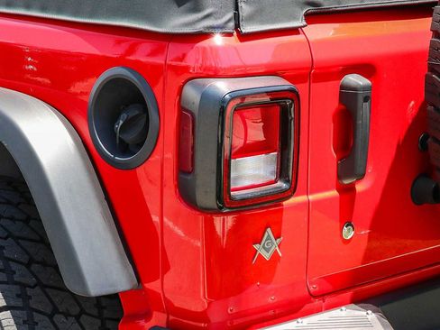 Used 2018 Jeep Wrangler Sport AWD/4WD image 9