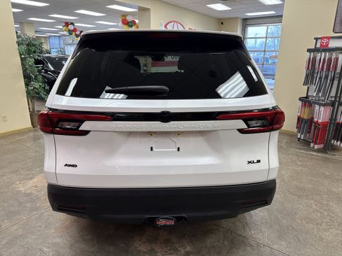 Certified 2024 Toyota Grand Highlander XLE image 9