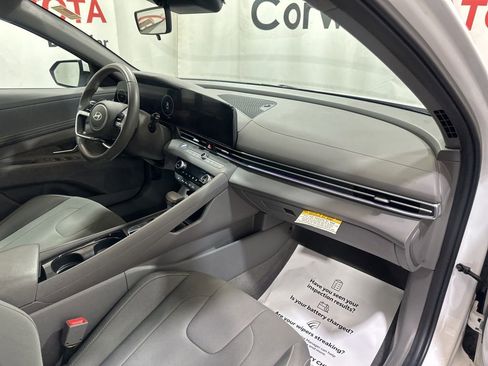 Used 2025 Hyundai Elantra SEL image 13