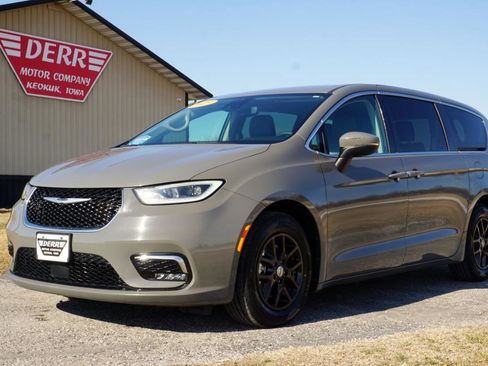 Used 2023 Chrysler Pacifica Touring-L image 2