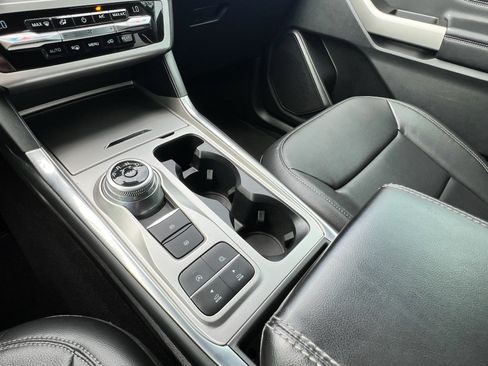 Used 2020 Ford Explorer XLT w/ Equipment Group 202A RWD image 32