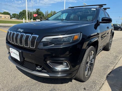 Used 2020 Jeep Cherokee Overland w/ Technology Group AWD/4WD image 36