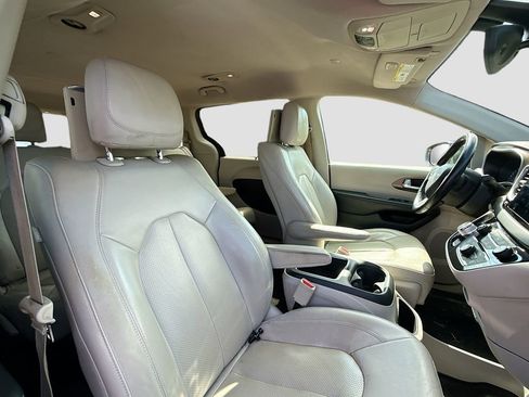 Used 2017 Chrysler Pacifica Touring-L Plus w/ Advanced Safetytec Group FWD image 29