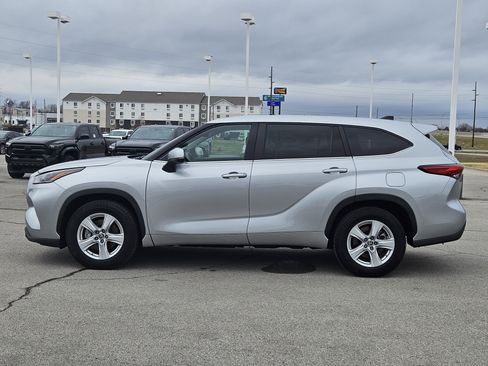 Used 2023 Toyota Highlander LE image 3