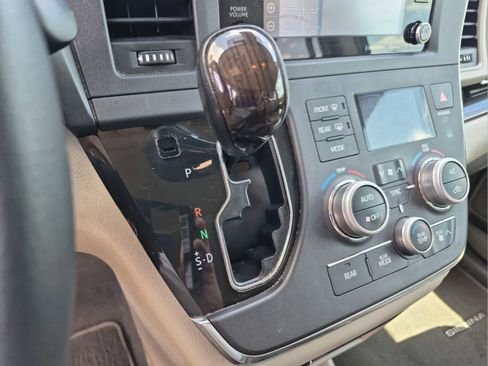 Used 2019 Toyota Sienna XLE w/ XLE Navigation Package FWD image 13