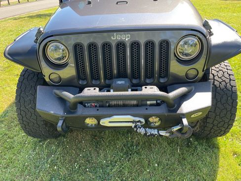 Used 2014 Jeep Wrangler Unlimited Rubicon w/ Connectivity Group AWD/4WD image 8