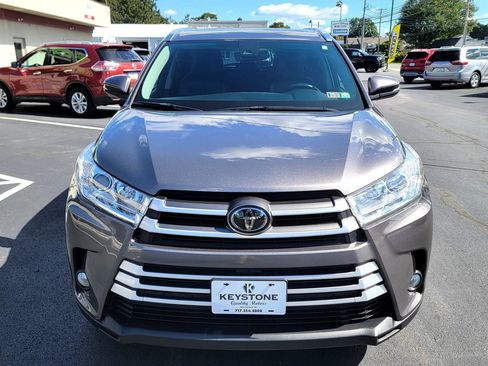 Used 2017 Toyota Highlander XLE AWD/4WD image 2