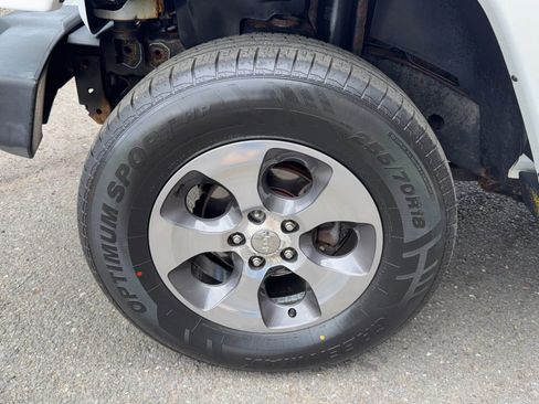 Used 2018 Jeep Wrangler Unlimited Sahara w/ Connectivity Group image 9