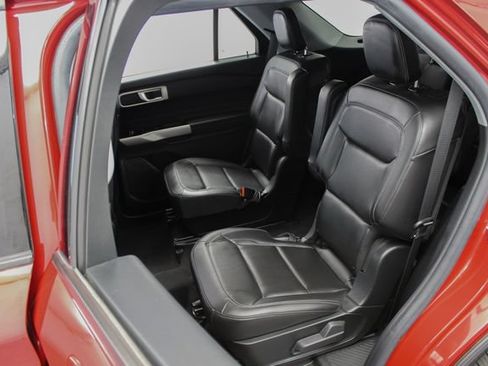 Used 2023 Ford Explorer XLT w/ Equipment Group 202A AWD/4WD image 18