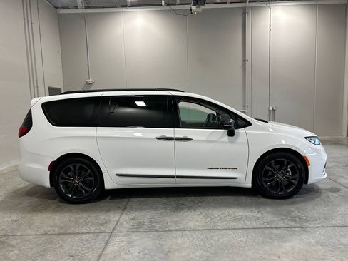 Used 2024 Chrysler Pacifica Touring-L w/ Road Tripper Package FWD image 5