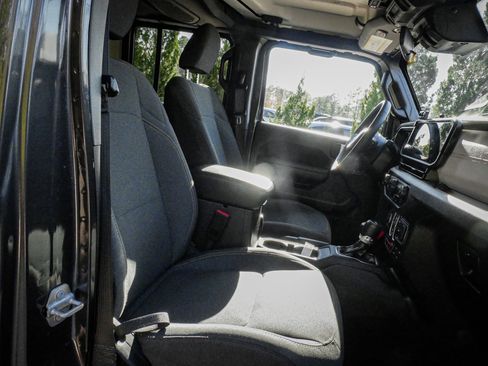 Used 2024 Jeep Wrangler Unlimited AWD/4WD image 31