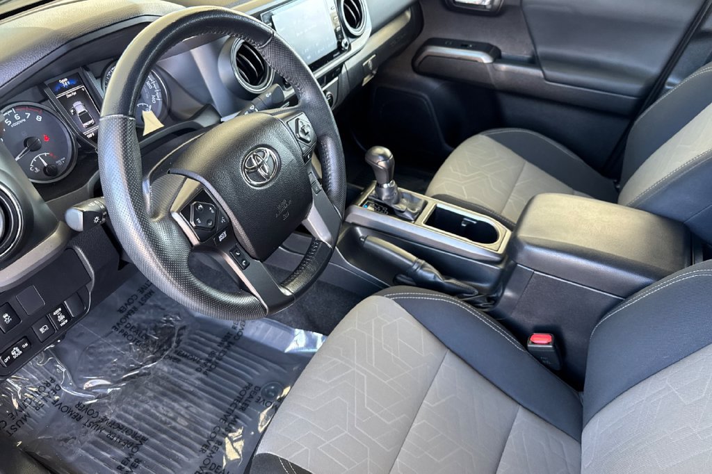 Used 2022 Toyota Tacoma TRD Off-Road AWD/4WD image 3