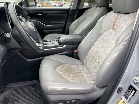 Used 2022 Toyota Highlander Bronze Edition image 6