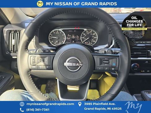 Used 2023 Nissan Pathfinder SV AWD/4WD image 15