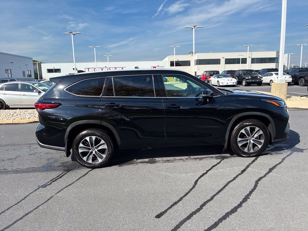 Used 2022 Toyota Highlander XLE AWD/4WD image 5