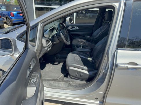 Used 2020 Chrysler Pacifica Touring-L w/ S Appearance Package FWD image 5