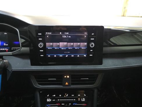 Used 2025 Volkswagen Taos SE image 20